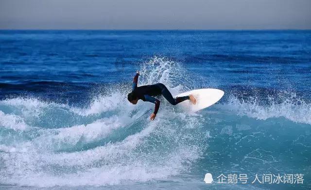 河南一路面突塌陷3辆电动车掉坑