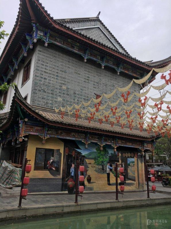 民警小孙向战友展示队长曾国达给自己的10本“缉毒宝典”,最后一页写着这样一句话……